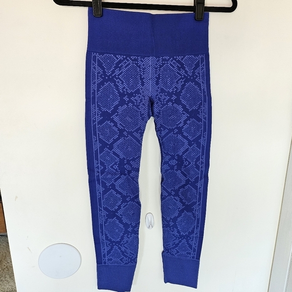 EUC Lululemon Ebb To Street Snake Print Leggings Sapphire Blue Size 4 - Picture 3 of 16
